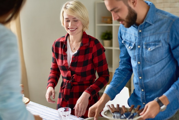 Groep Vrienden die Diner samen koken