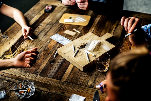 Groep vrienden die drugs samen consumeren