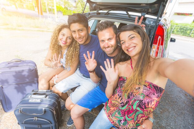 Groep vrienden die een selfie nemen alvorens voor vakantie te vertrekken