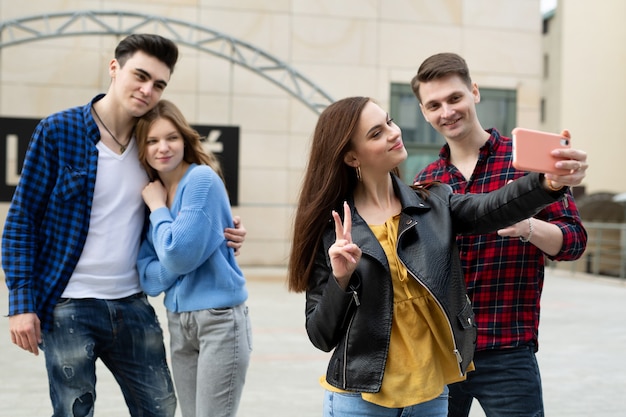 Groep vrienden die foto van zichzelf met smartphone nemen