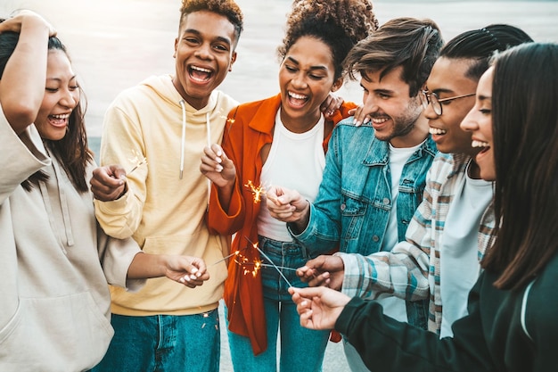 Groep vrienden die genieten van feest en confetti in de lucht gooien