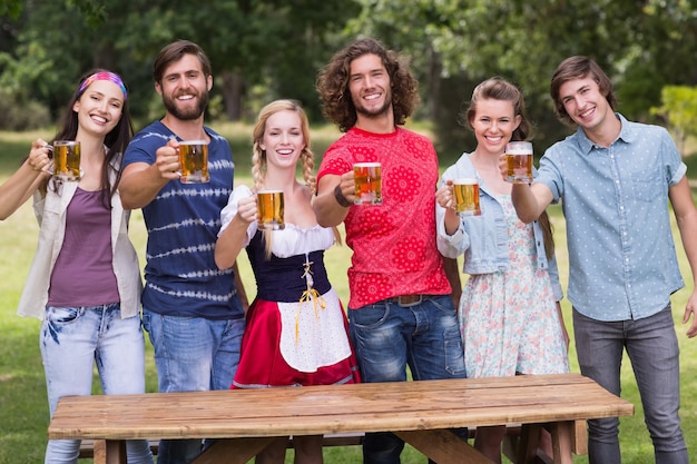 Groep vrienden die het meest oktoberfest vieren