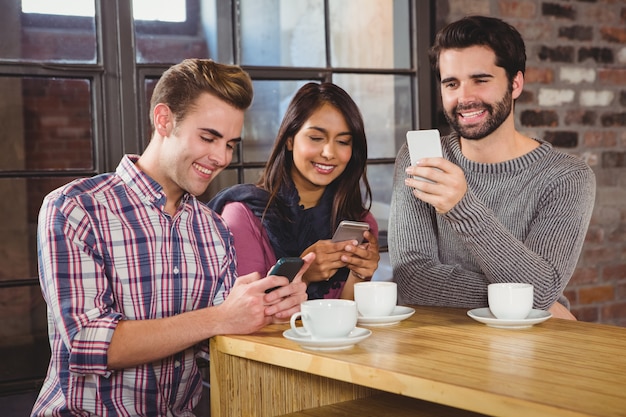 Groep vrienden die hun smartphone bekijken