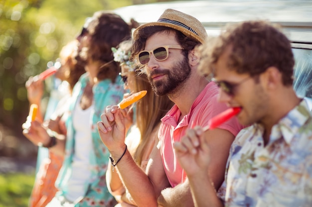 Groep vrienden die ijslollie eten