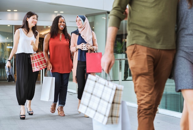 Groep vrienden die in een wandelgalerij winkelen