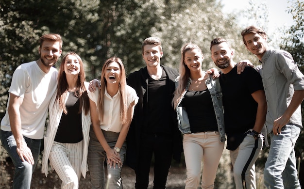 Groep vrienden die in het stadspark staan