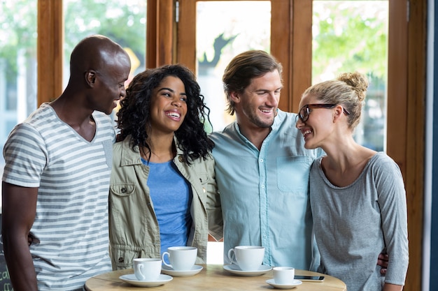 Foto groep vrienden die in koffie op elkaar inwerken