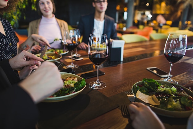 Foto groep vrienden die in restaurant eten