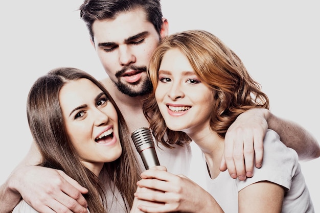 Groep vrienden die karaoke spelen op witte achtergrond Concept over vriendschap en mensen