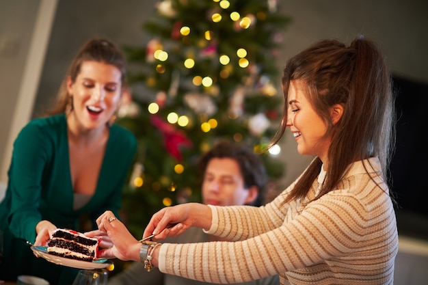 groep vrienden die kerst thuis vieren