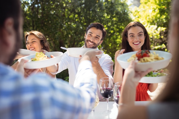 Foto groep vrienden die lunch hebben