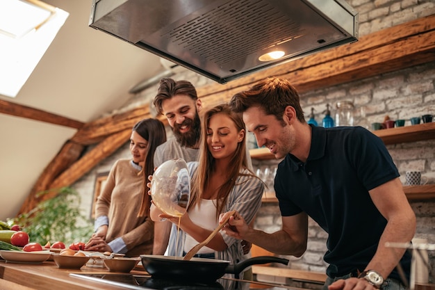 Groep vrienden die lunch in de keuken voorbereiden