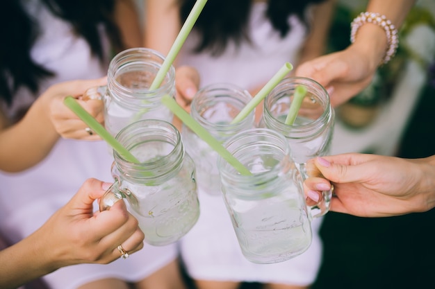 Groep vrienden die met de zomercocktails toejuichen