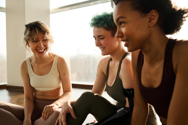 Groep vrienden die met elkaar praten na sporttraining terwijl ze in de gezondheidsclub zitten