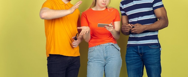 Foto groep vrienden die mobiele smartphones gebruiken tieners verslaving aan nieuwe technologietrends close-up