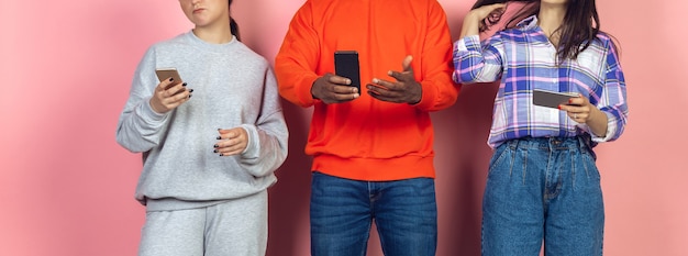 Groep vrienden die mobiele smartphones gebruiken. Tieners verslaving aan nieuwe technologische trends. Detailopname.