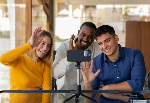 Foto groep vrienden die mobiele telefoonberichten lezen