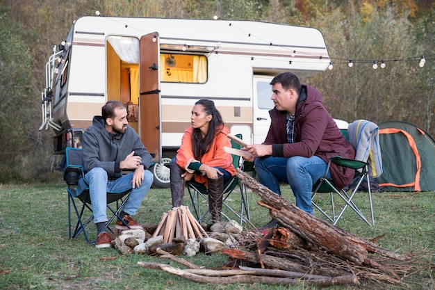 Groep vrienden die ontsnappen aan stadsagitatie en kamperen in de bergen met hun retro camper.