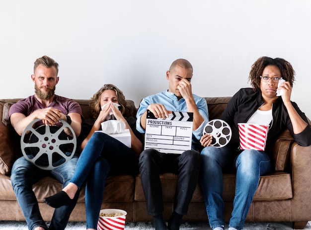 Groep vrienden die op een dramafilm letten