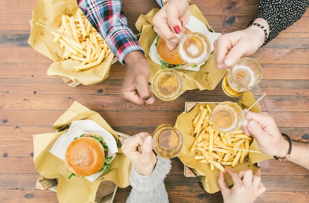 Groep vrienden die picknick openlucht maken