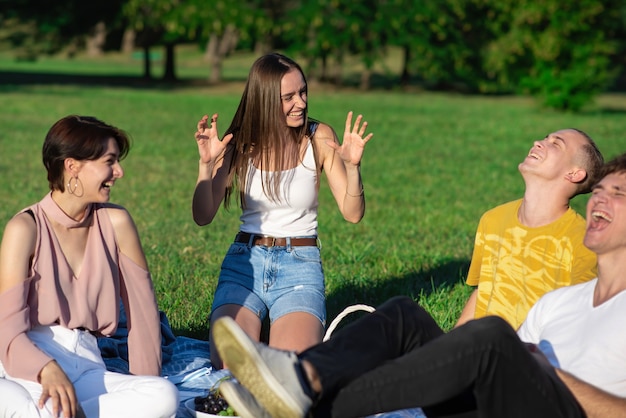 Groep vrienden die pret hebben bij een picknick