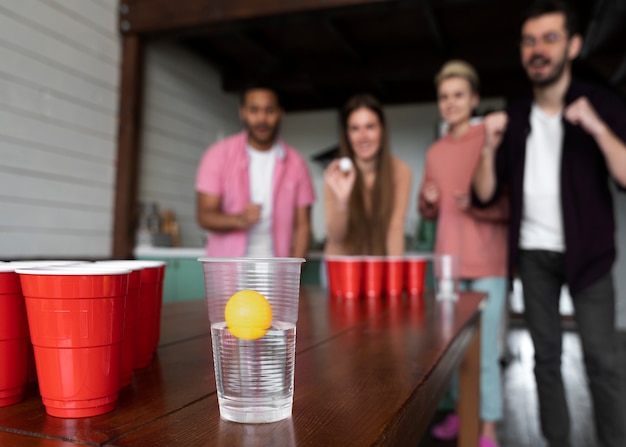 Foto groep vrienden die samen bierpong spelen op een feestje