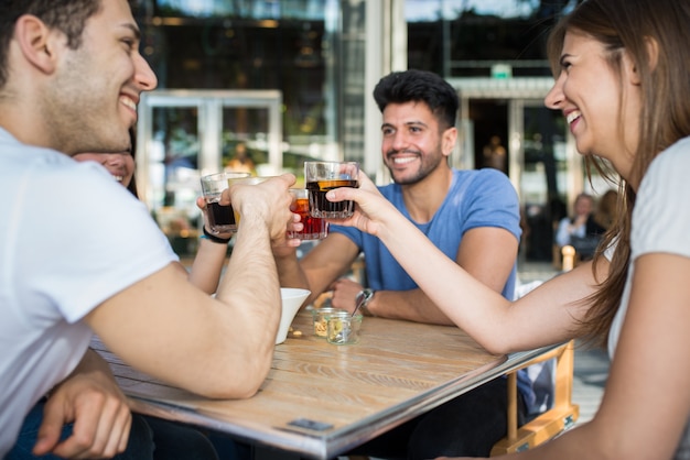 Groep vrienden die samen een drank hebben