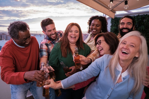 Groep vrienden die samen plezier hebben op een thuisfeestje Concept vriendschapsbondviering