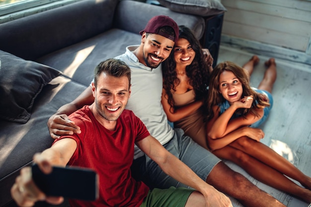 Groep vrienden die selfie binnenshuis nemen