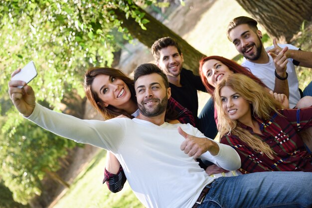 Groep vrienden die selfie op stedelijke achtergrond nemen