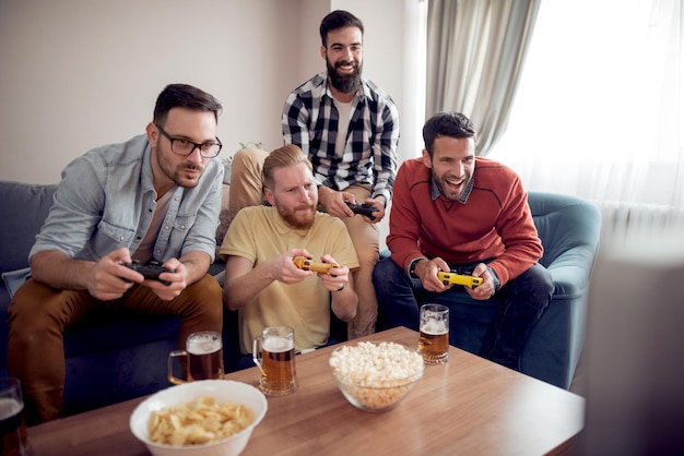 Groep vrienden die spelen thuis spelen