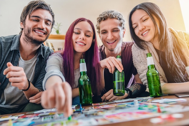 Groep vrienden die thuis bordspellen spelen op tafel