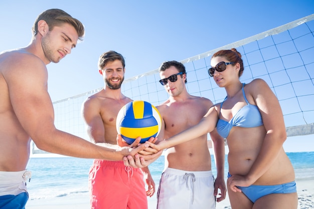 Groep vrienden die volleyball houden