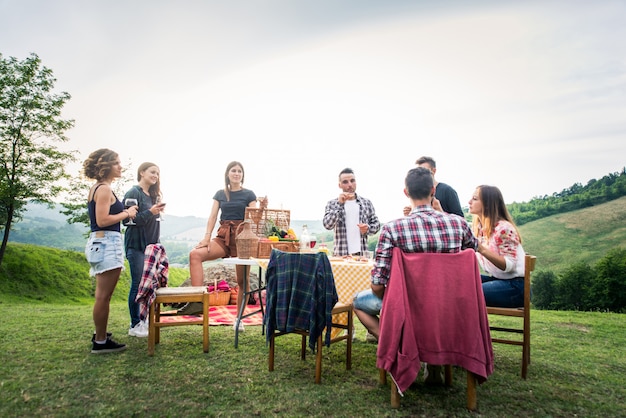 Groep vrienden eten in de natuur