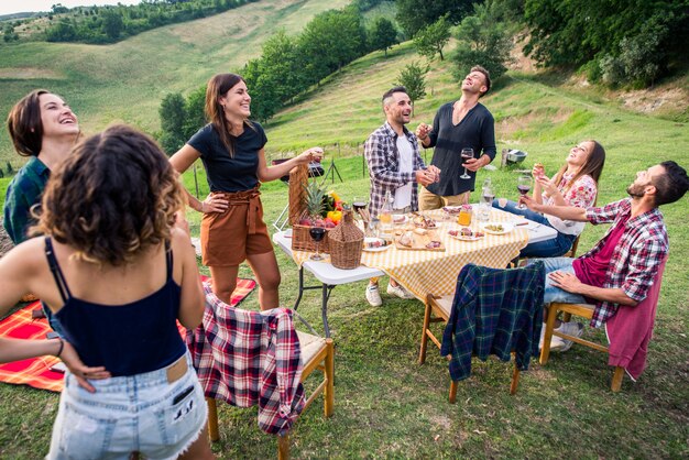 Groep vrienden eten in de natuur