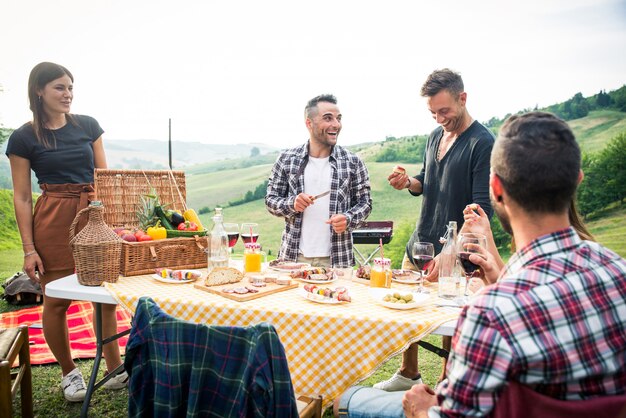 Groep vrienden eten in de natuur