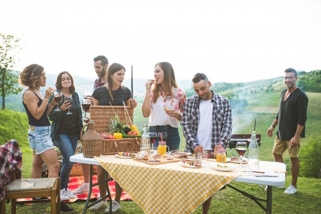 Groep vrienden eten in de natuur