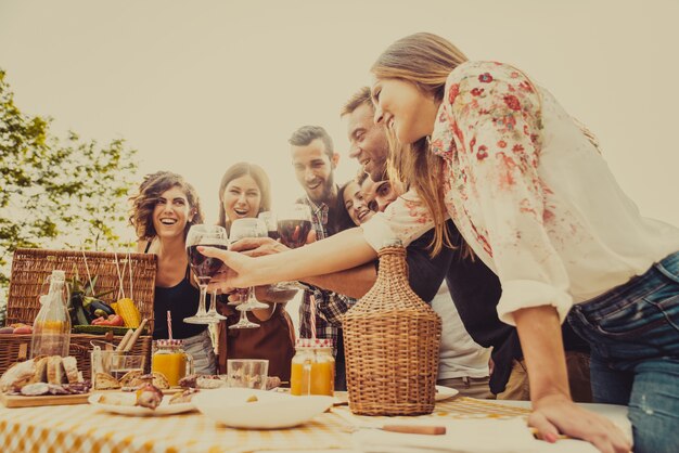 Groep vrienden eten in de natuur