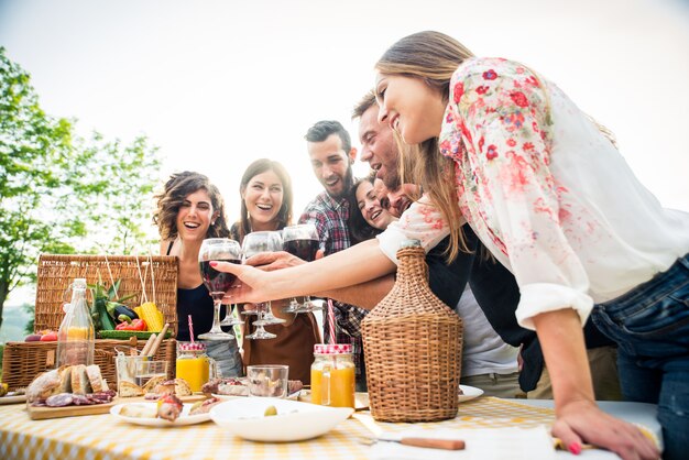 Groep vrienden eten in de natuur