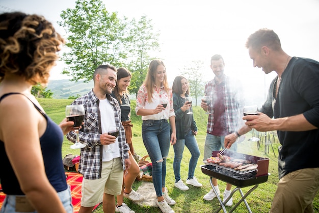 Groep vrienden eten in de natuur