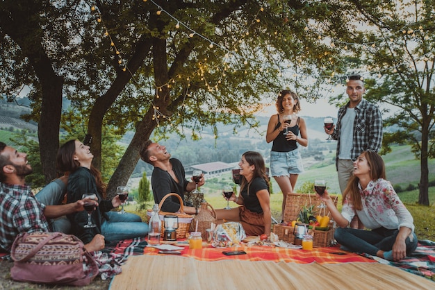 Groep vrienden eten in de natuur