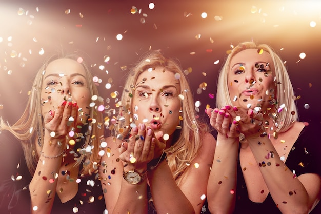 groep vrienden feesten in een nachtclub en toasten op drankjes