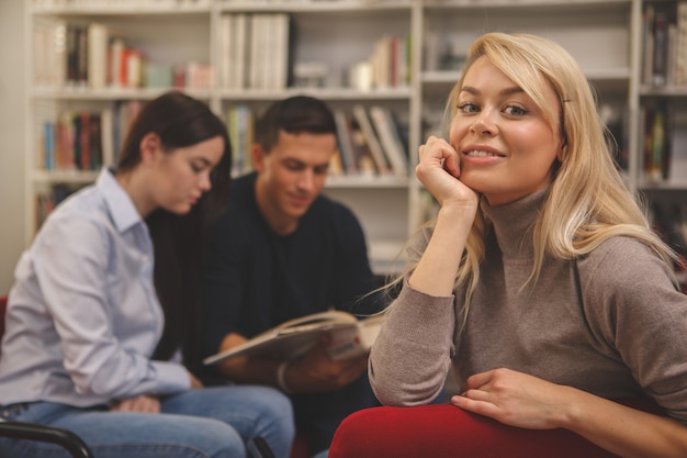 Groep vrienden genieten van studeren samen in de bibliotheek