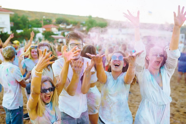 Foto groep vrienden hebben leuke dans op holi festival spring beach party friendship leisure together