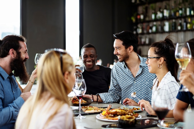 Groep vrienden in een restaurant