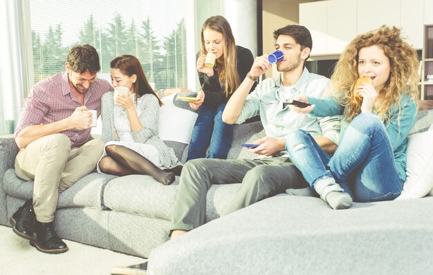 Groep vrienden in een woonkamer