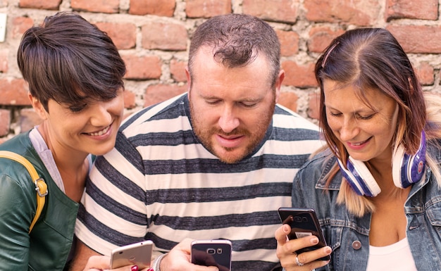 Groep vrienden kijken samen naar de smartphone