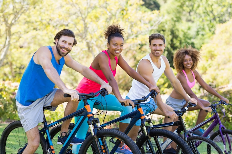 Foto groep vrienden klaar om te fietsen