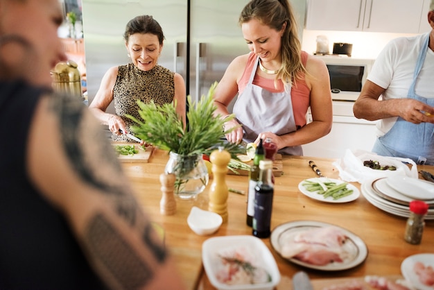 Groep vrienden koken in de keuken