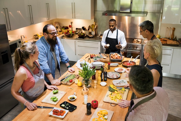 Groep vrienden koken in de keuken